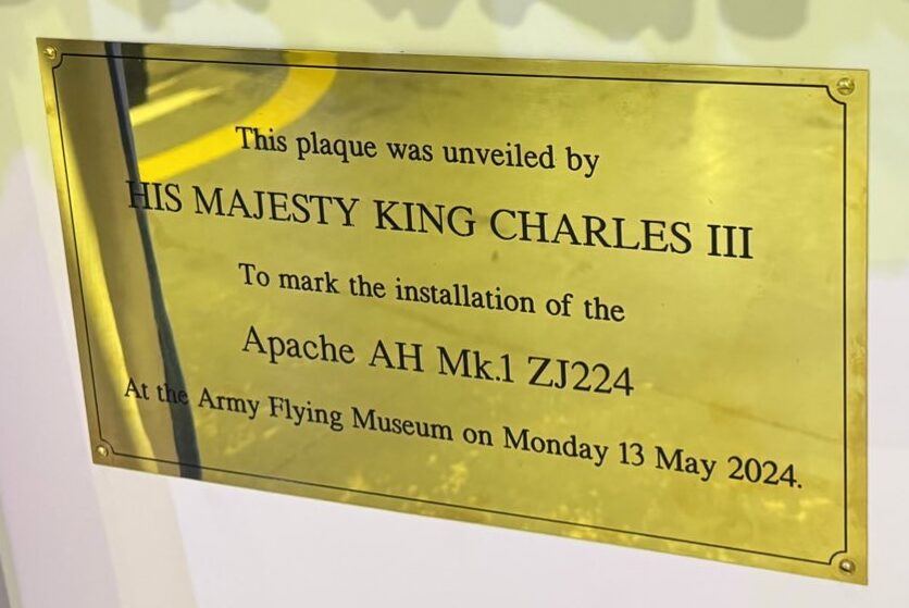 La plaque Apache AH Mk1 dévoilée par SM le Roi Charles III